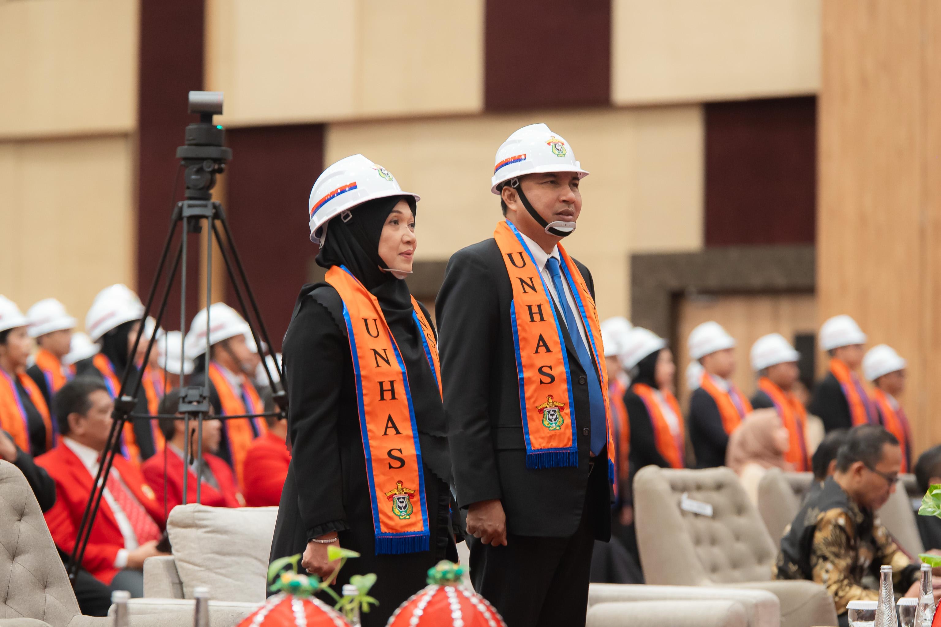 Bupati Luwu Utara dan Istri Resmi Raih Gelar Insinyur