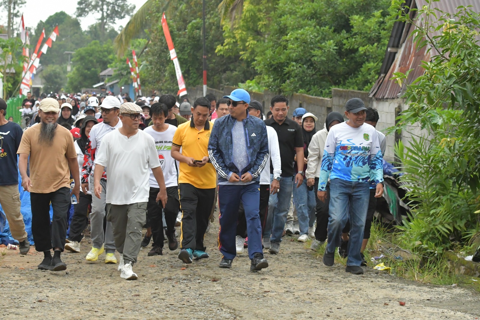 Promosikan  Alam Buntu Rura Bupati Lutra Melepas Peserta Jalan Santai Anti Mager