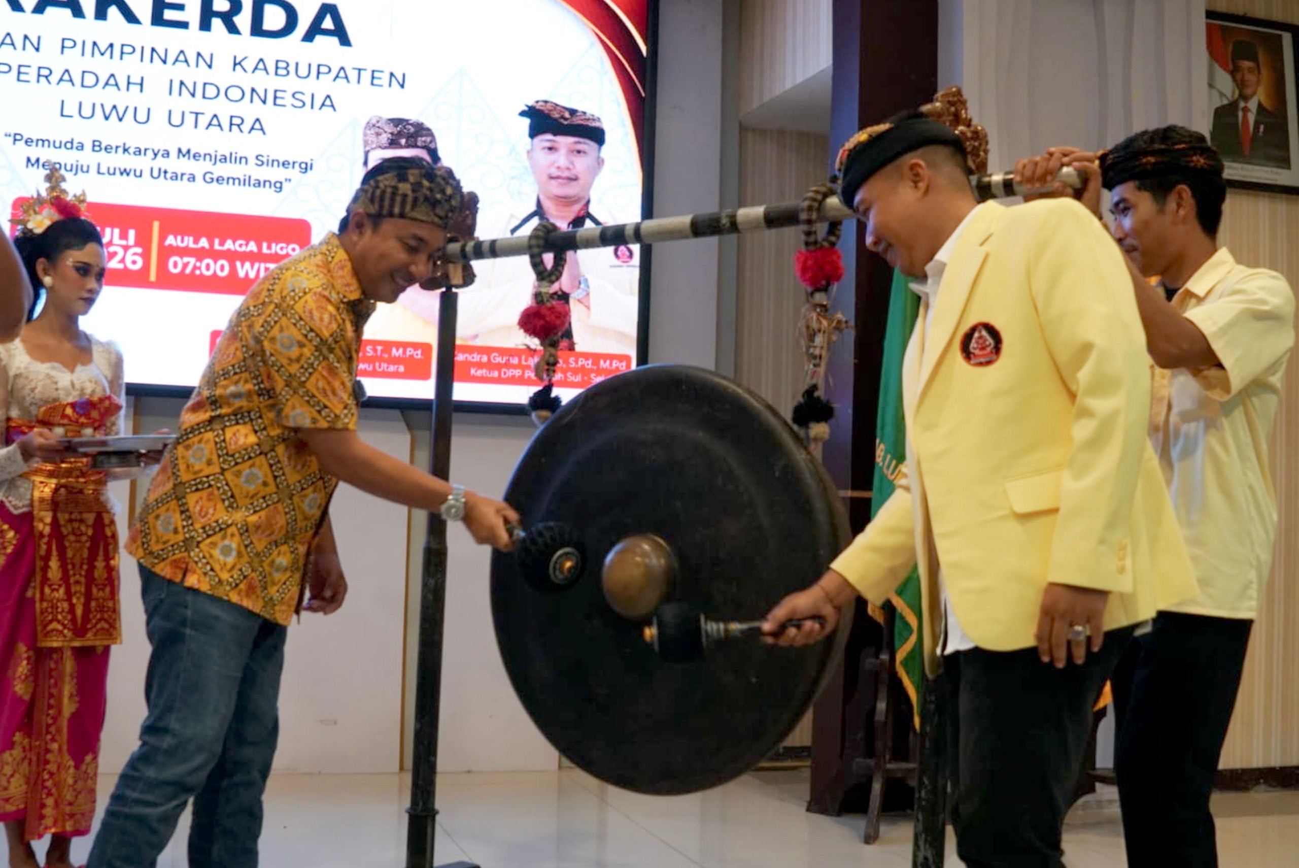 Di tandai dengan pukulan gong, Bupati Andi Rahim secara resmi membuka rakerda PERADAH Luwu Utara 