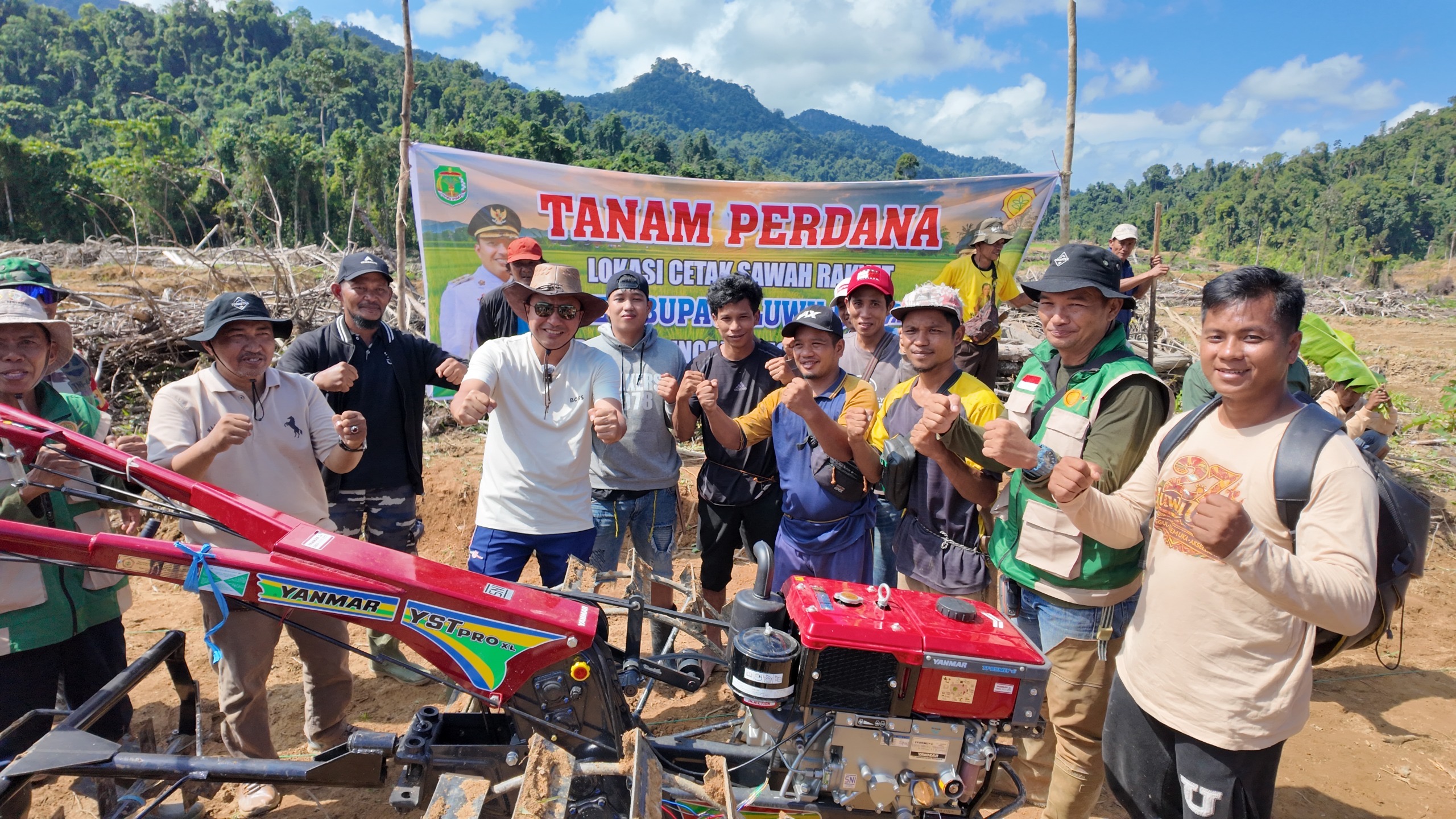 Lakukan tanam padi perdana di lokasi CSR, Bupati Andi Rahim serahkan Hand Traktor 