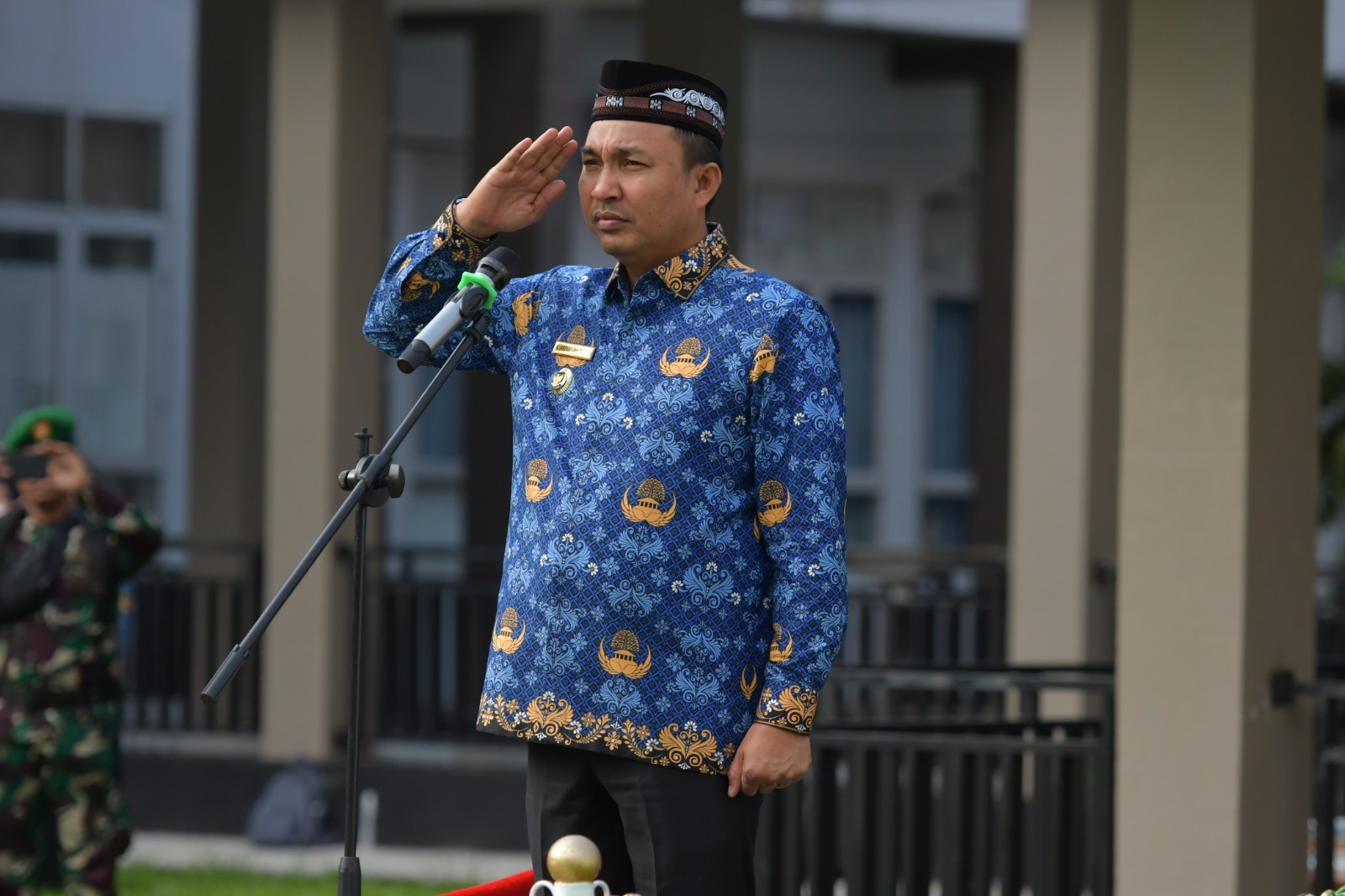 Tekankan Perkuat semangat patriotisme Bupati Lutra pimpinan upacara HKN