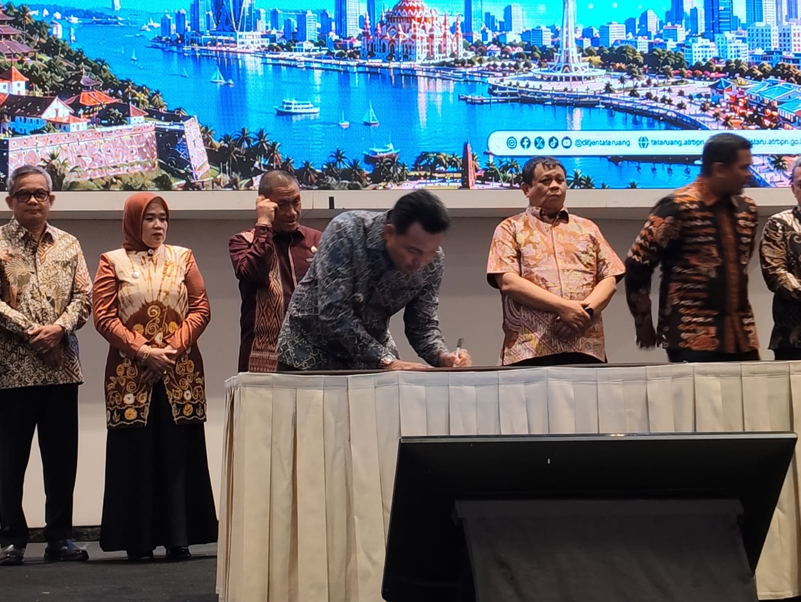 Sinergi Pusat-Daerah, Bupati Luwu Utara Teken Fakta Integritas RDTR di Makassar