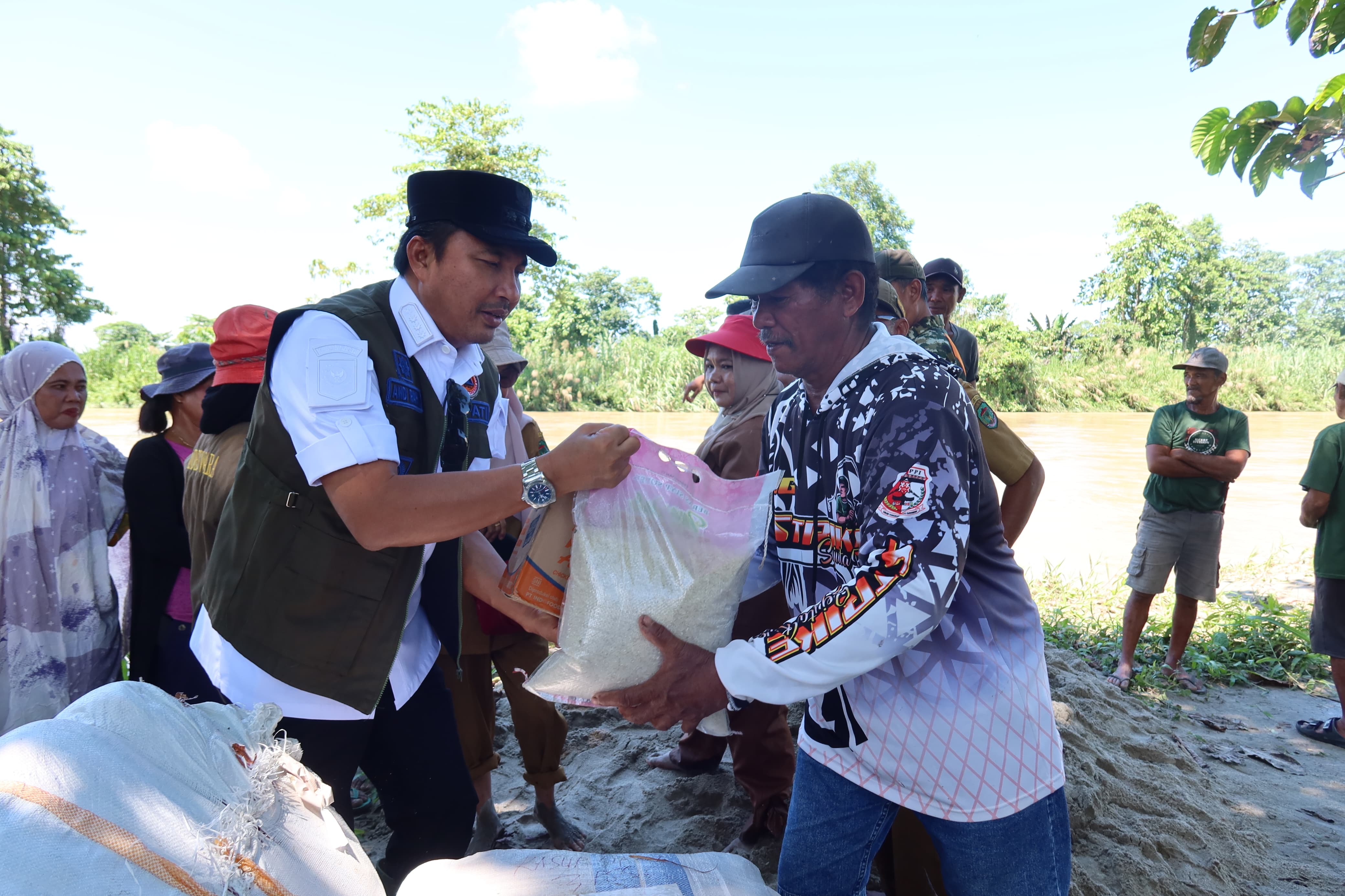 Warganya Terdampak Banjir, Bupati Andi Rahim Pimpin Penyaluran Bantuan.