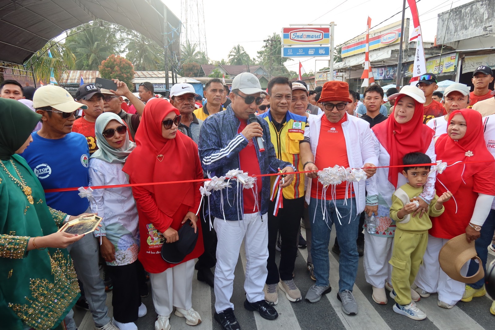 Resmikan Jalur Sentra Pangan Ammasangan Pengkajoang Bupati Lutra Buka Semarak HUT Ke 81 RI