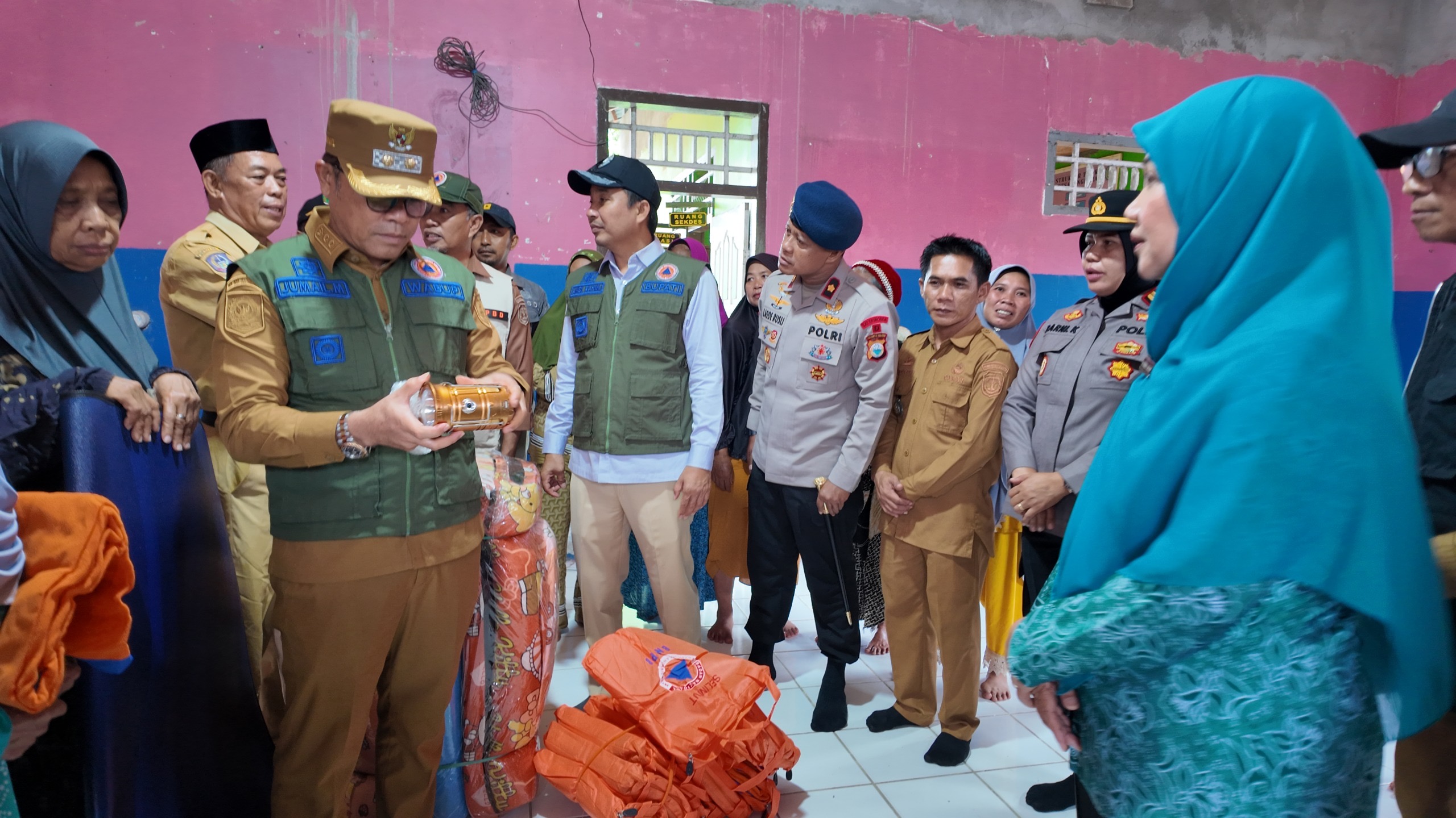Bupati dan Wabup Lutra Serahkan Bantuan Korban Banjir