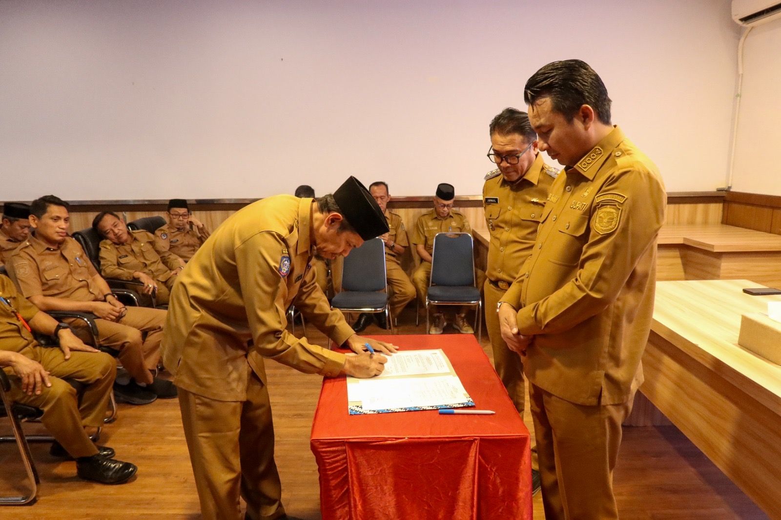 27 pejabat Pimpinan Tinggi Pratama Luwu Utara melakukan penandatanganan perjanjian kinerja