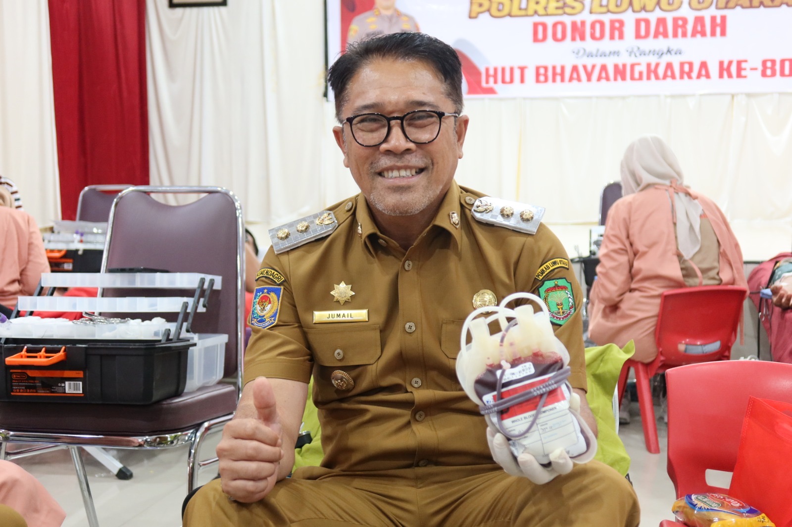 Wakil Bupati Luwu Utara Donor Darah pada kegiatan bakti kesehatan Polres Luwu Utara 