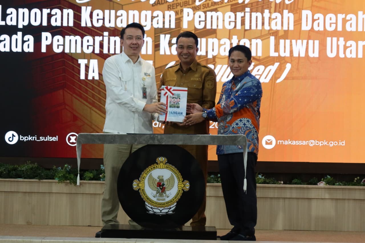 Bupati Luwu Utara menyerahkan laporan keuangan tahun 2025 kepada BPK Sulsel 