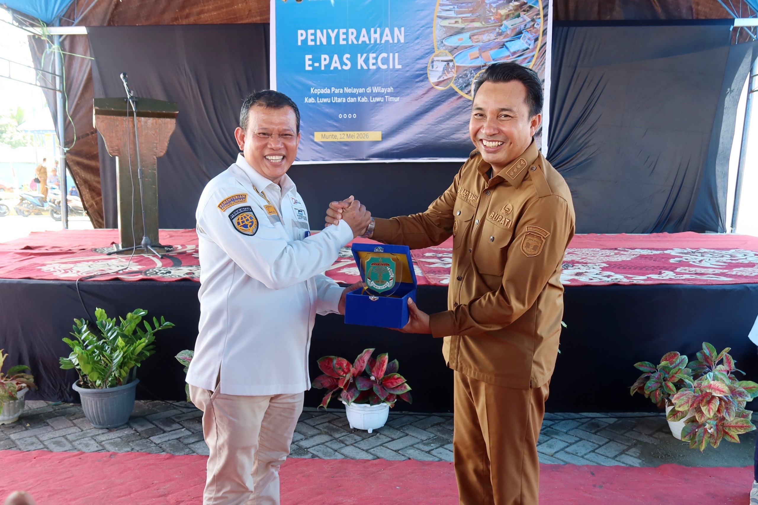 Penyerahan E-Pass Kecil Kepada Nelayan, Bupati Andi Rahim Dorong Pengembangan Pelabuhan Munte