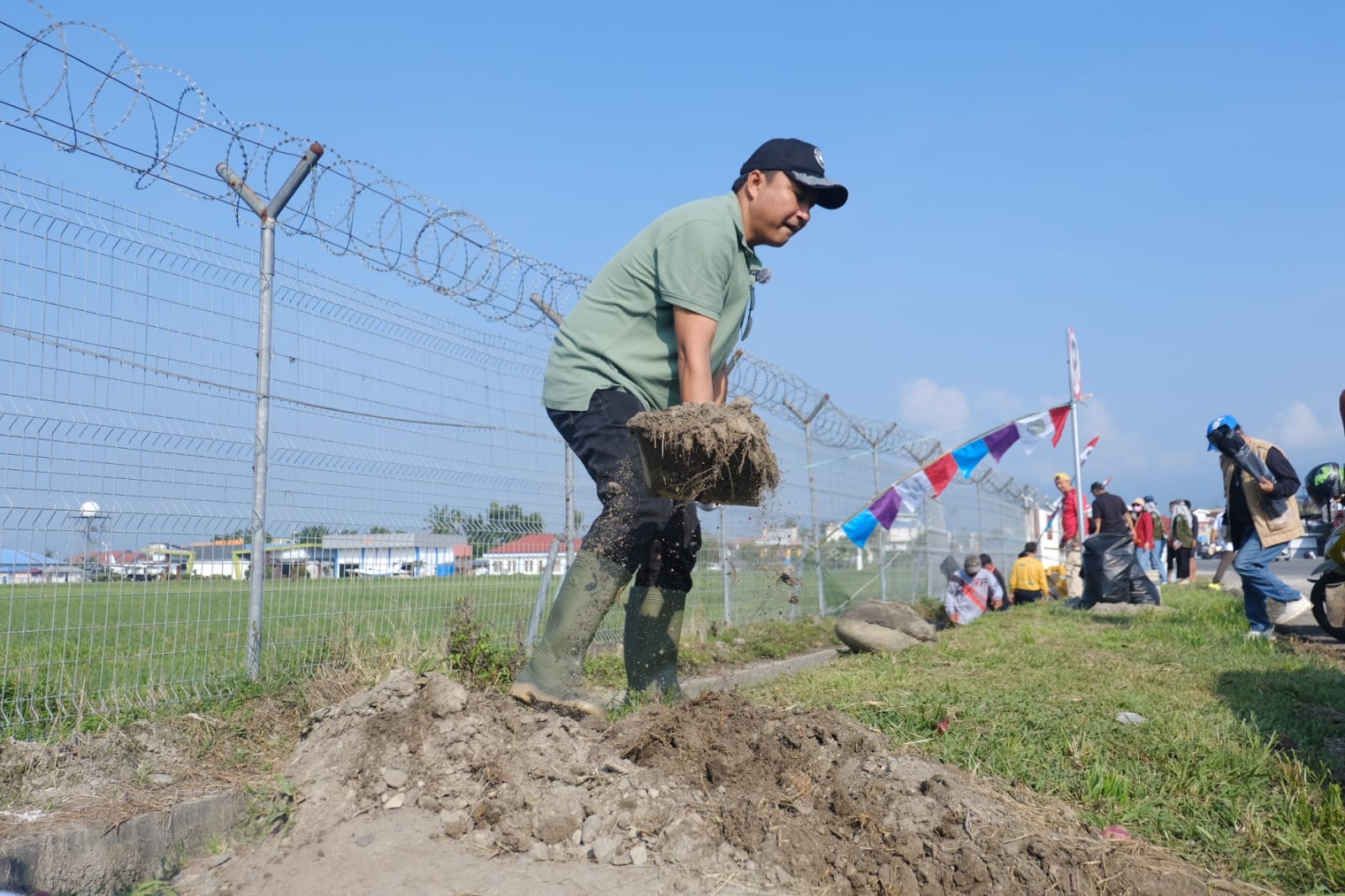 Bupati Luwu Utara pimpin kegiatan gotong royong membersihkan kota Masamba 