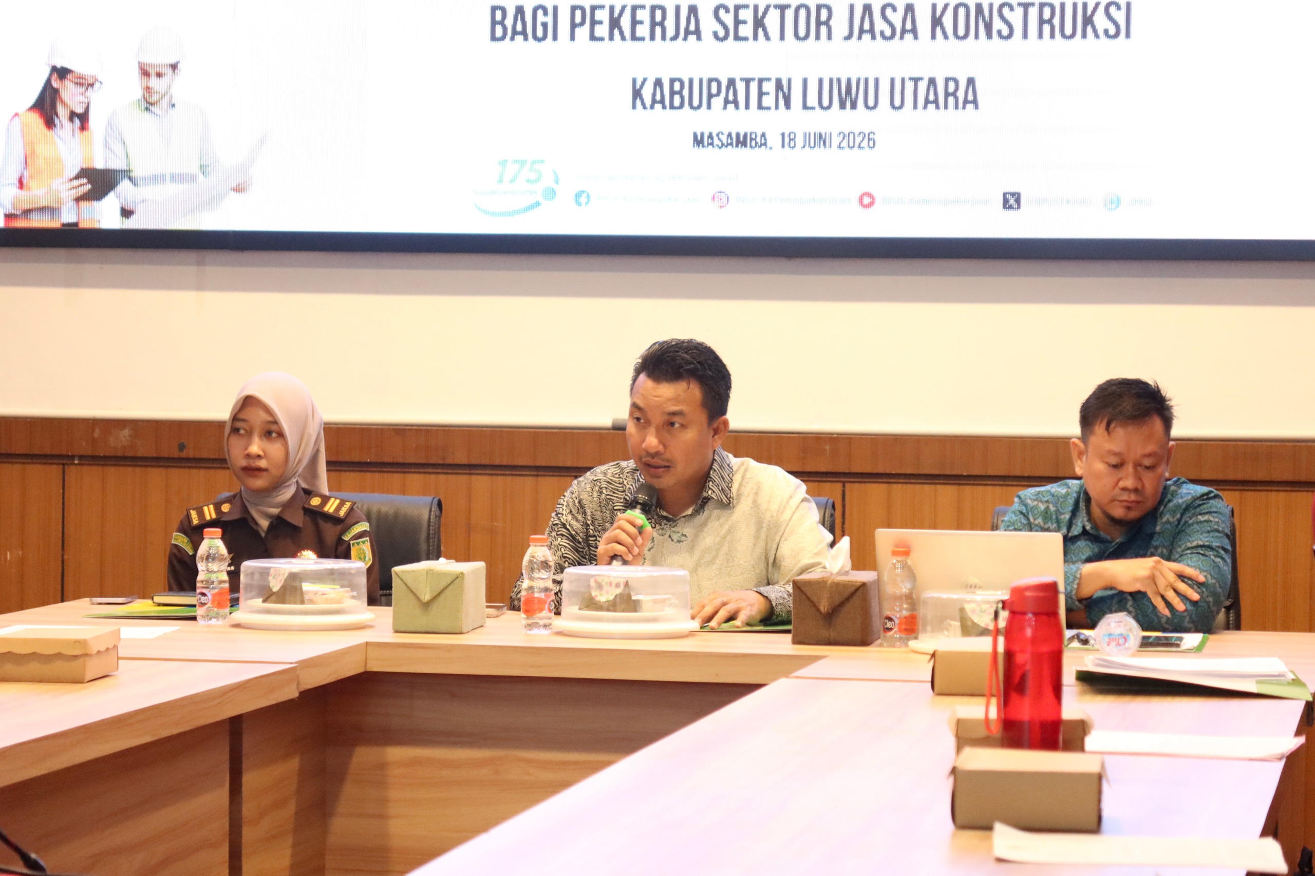 Bupati Luwu Utara Wajibkan Penyedia sektor jasa konstruksi memberi perlindungan bagi pekerja