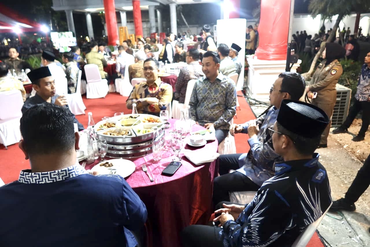 Bupati Luwu Utara menghadiri silaturahmi dan penyerahan apresiasi dari Pemprov Sulsel.