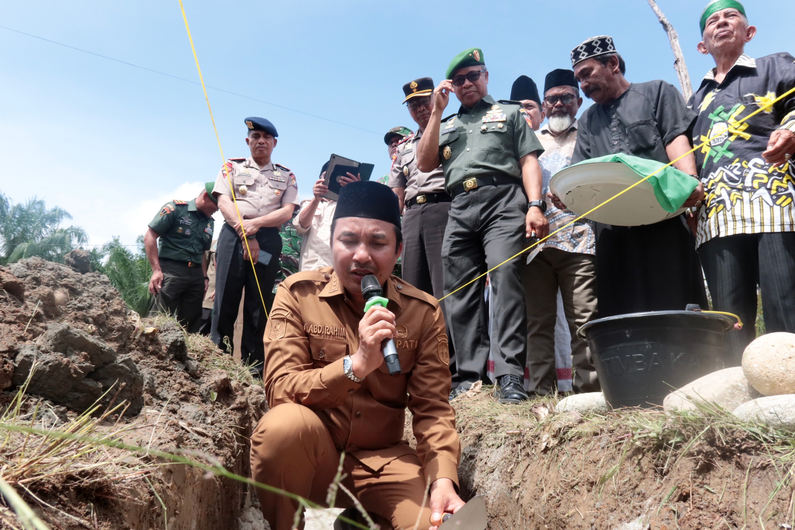Bupati Luwu Utara meletakkan batu pertama pembangunan masjid di Nusa