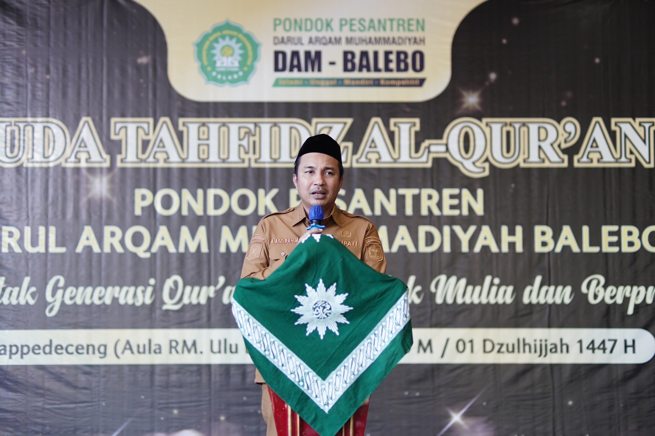 Bupati Luwu Utara menghadiri wisuda tahfidz Al-Qur'an III Ponpes Darul Arqam. 