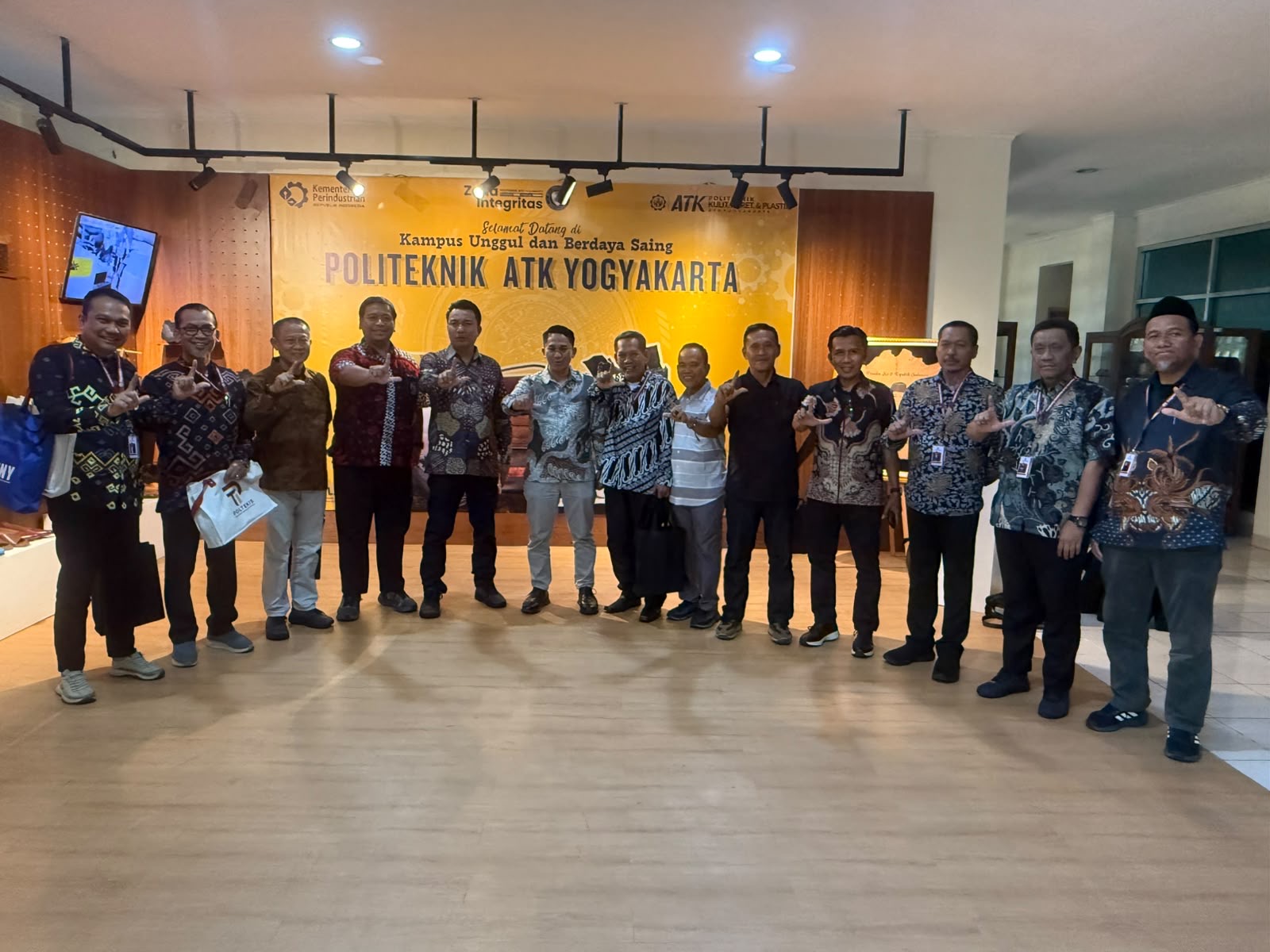 Benchmarking ke Politeknik ATK Yogyakarta, Bupati Luwu Utara Borong Sepatu Karya Mahasiswa