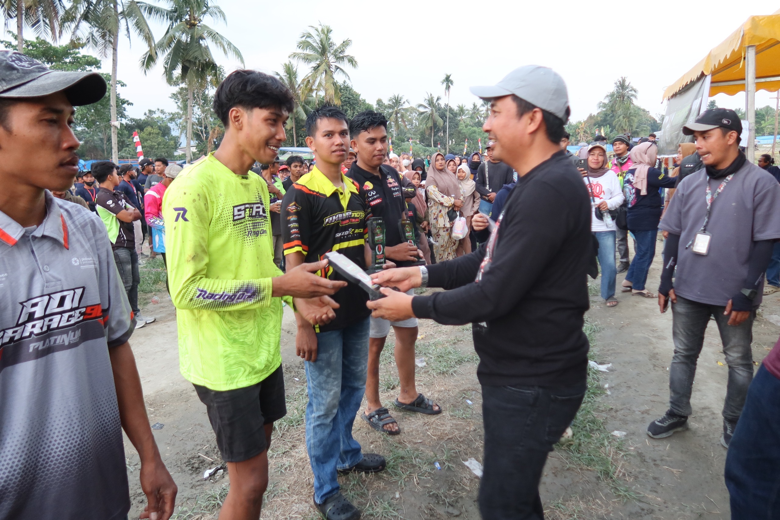 Bupati Andi Abdullah Rahim Hadiri Penutupan Pesta Rakyat Cross Ojek Gabah Seri 1 Desa Katulungan