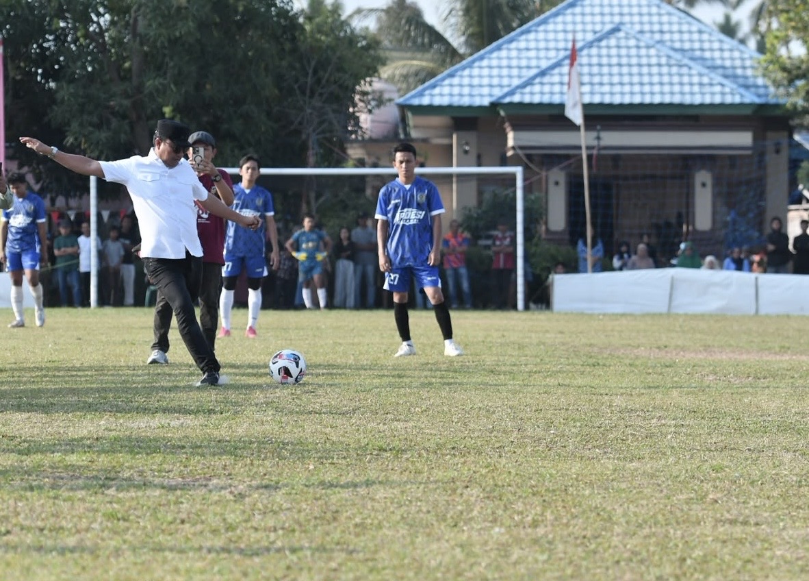 Tendangan Bola pertama dari Bupati Luwu Utara secara resmi membuka APDESI CUP II