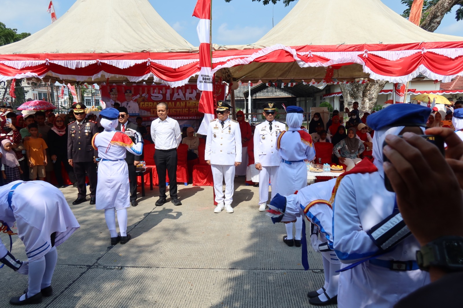 WAKIL BUPATI LUWU UTARA LEPAS GERAK JALAN MERDEKA, DIHADIRI 48 GRUP PESERTA DARI SD, SMP dan SMA
