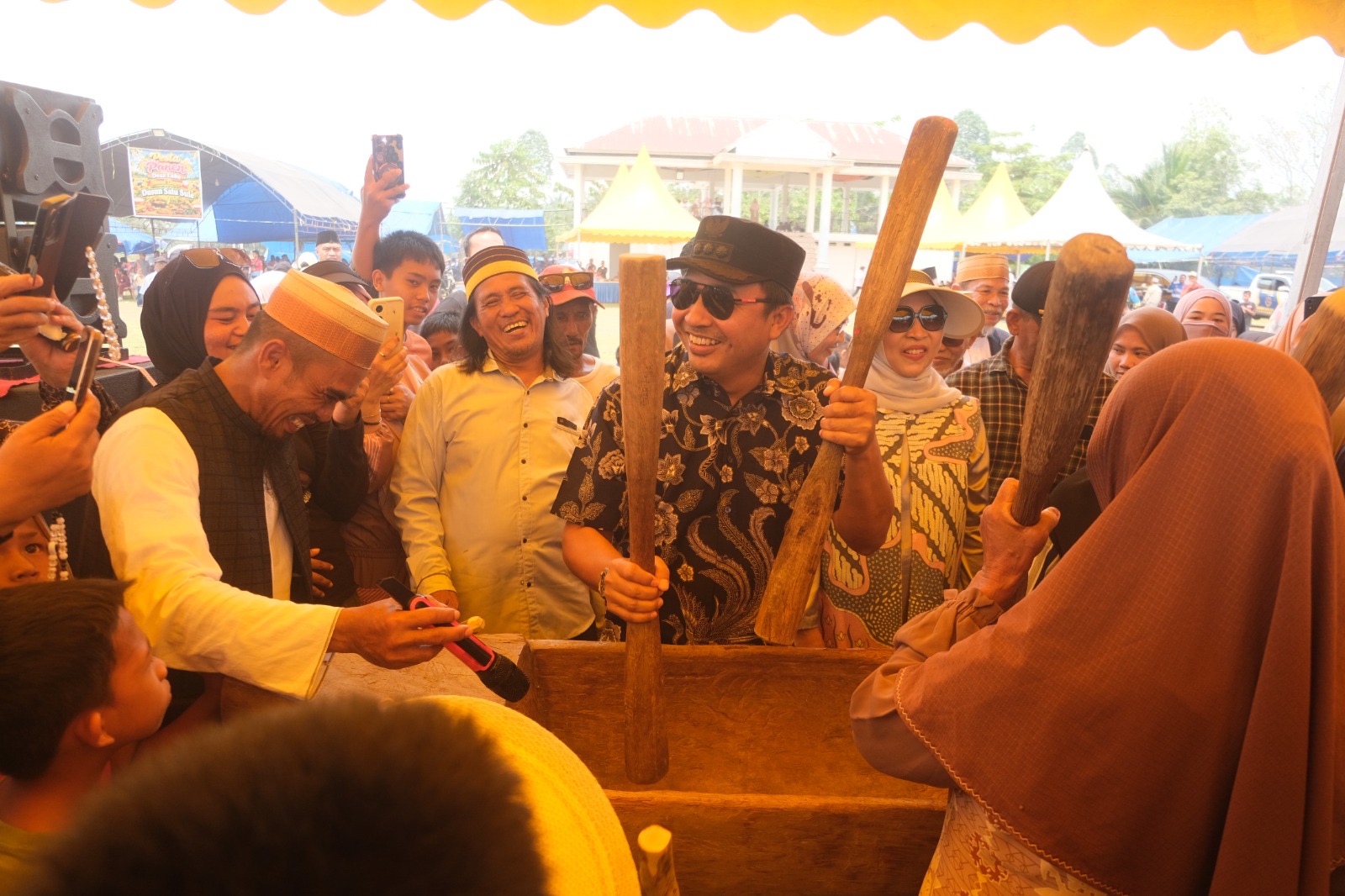 Pesta Panen Desa Laba dan Lapapa Meriah, Bupati Lutra dan Makole Baebunta Tampil dalam Tari Issong