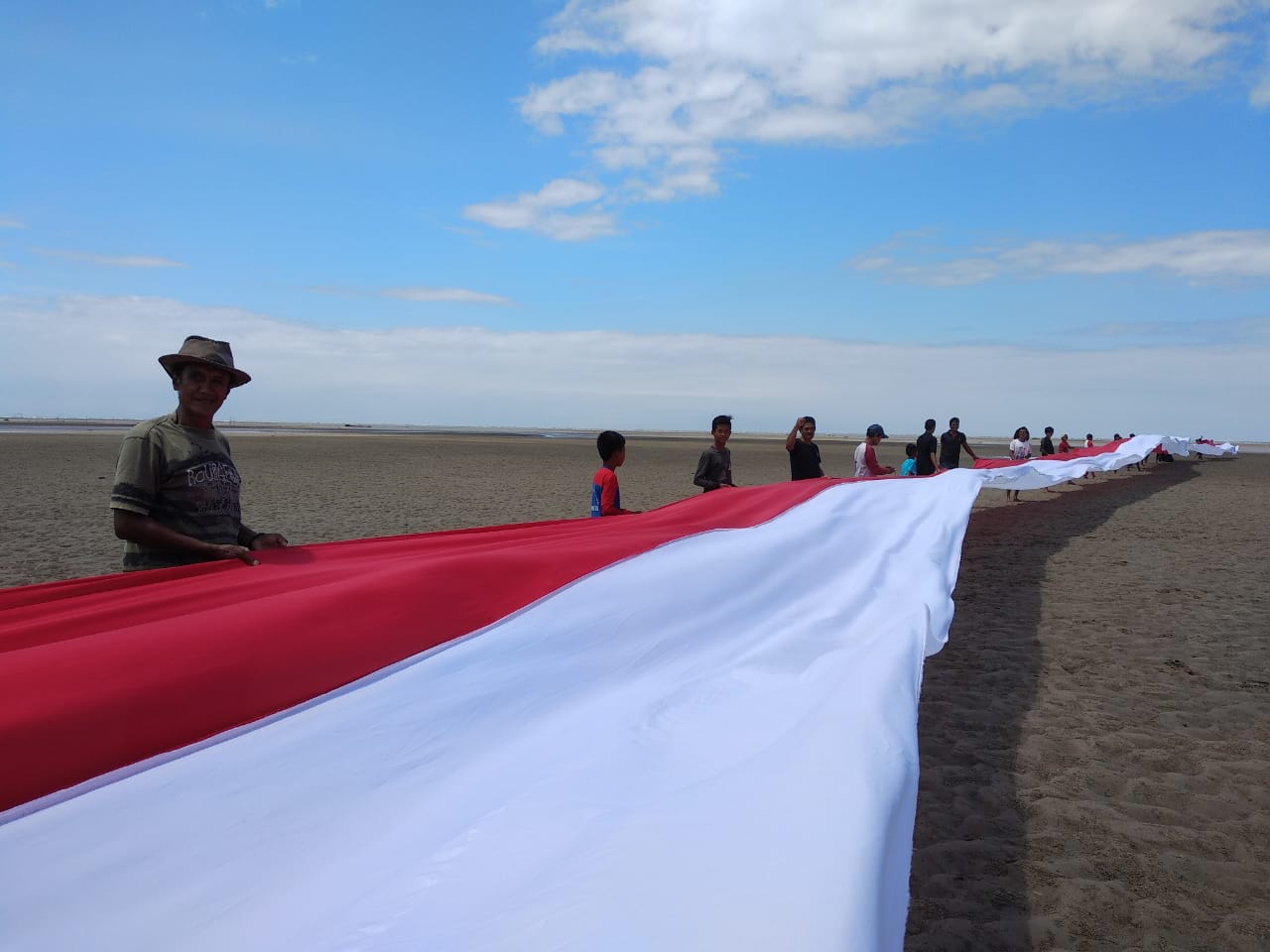 Bendera Raksasa Terbentang Indah di Pulau Lamiko-miko, Malangke Barat 
