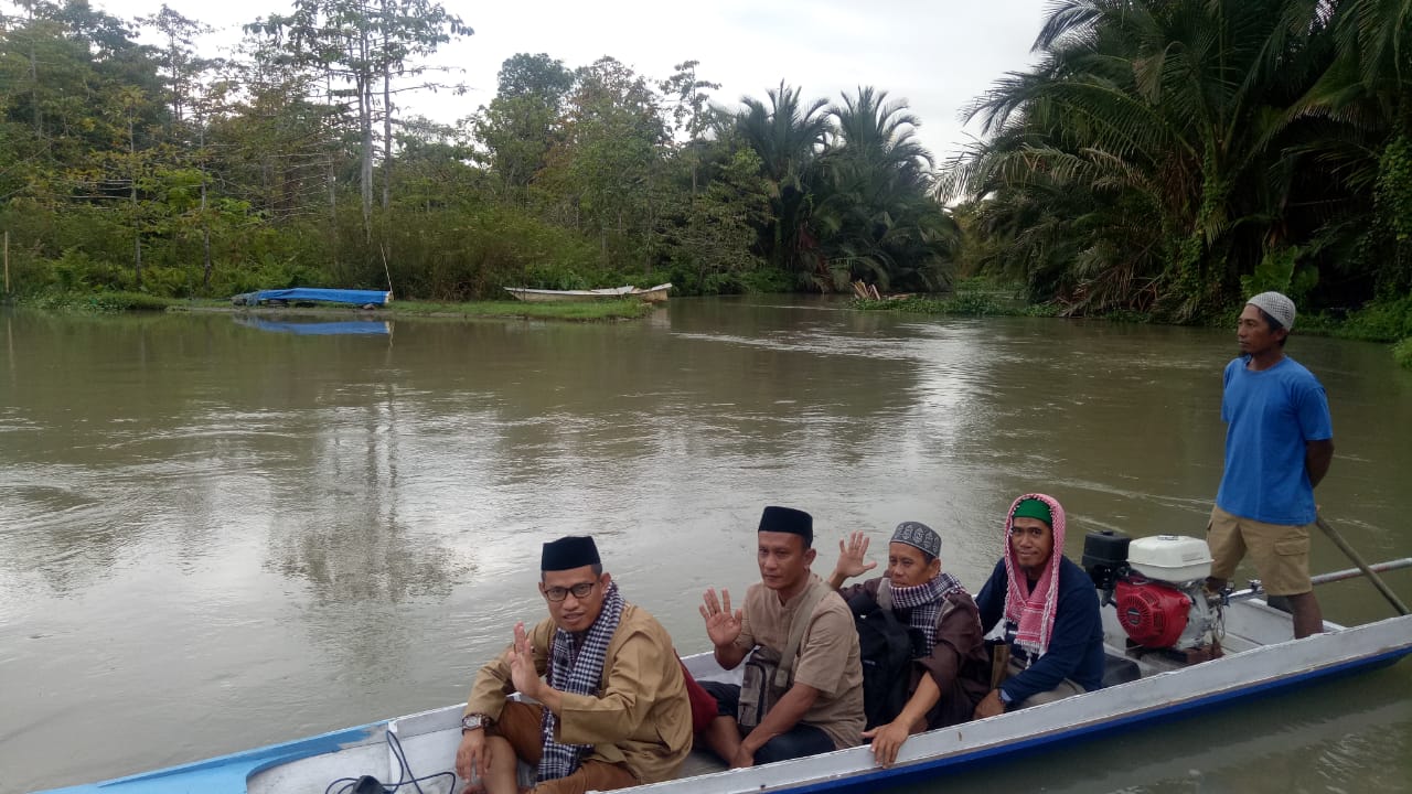 Pakai Perahu, Camat Malbar Semalam di Desa Pombakka