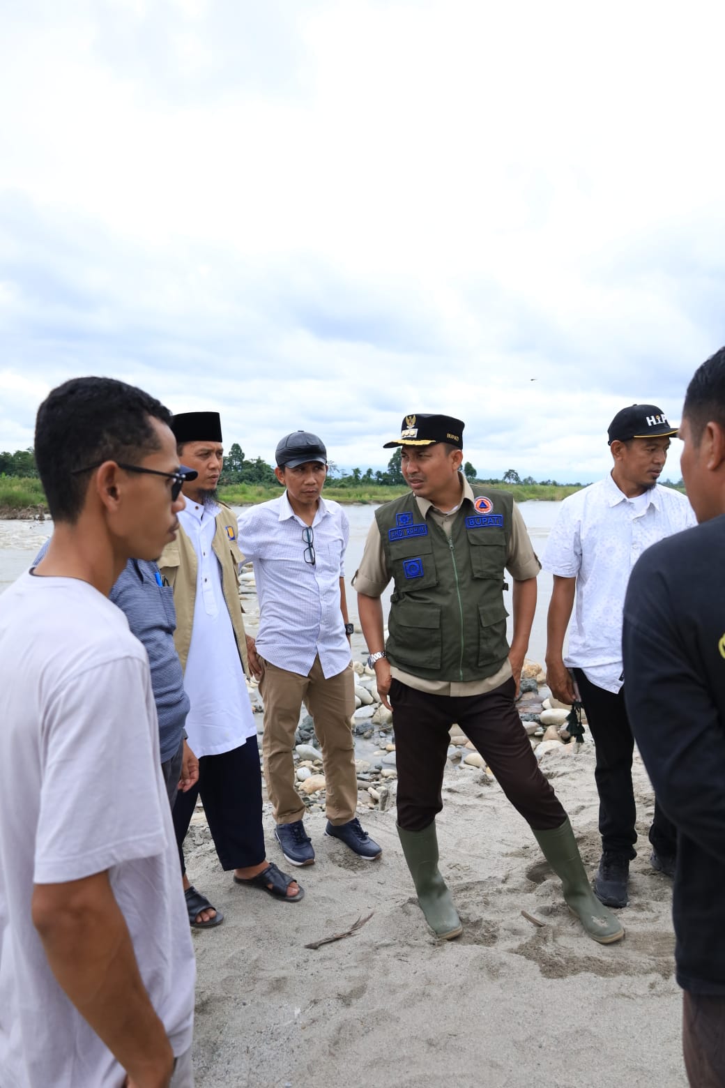 Bupati dan Wakil Bupati Lutra kembali meninjau lokasi tanggul jebol