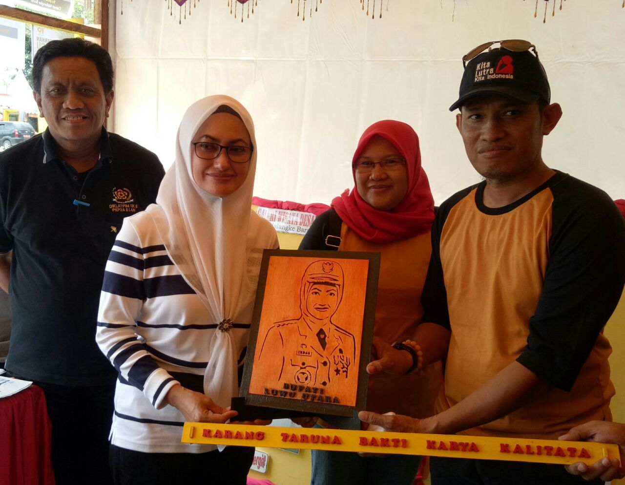 Camat Malbar Hadiahi Bupati Lukisan Siluet