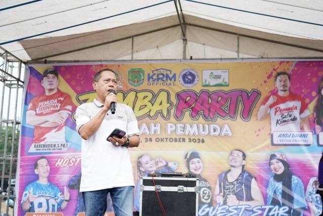 Sekda Lutra secara resmi membuka Zumba Party di taman siswa Masamba 