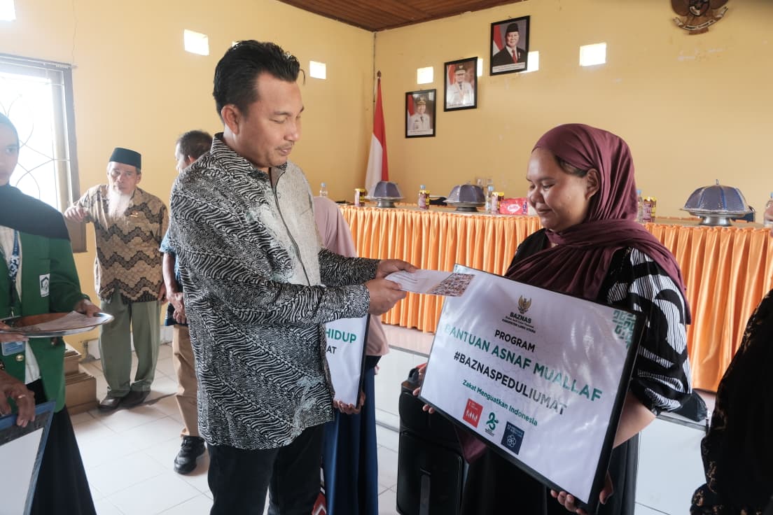 Bupati Luwu Utara menyerahkan santunan kepada kaum duafa kecamatan Masamba 