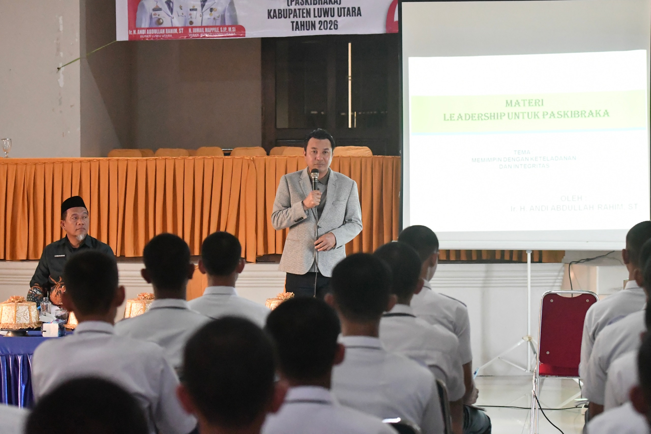 Sehari sebelum HUT RI ke-81, Andi Rahim berikan materi kepada Paskib Luwu Utara