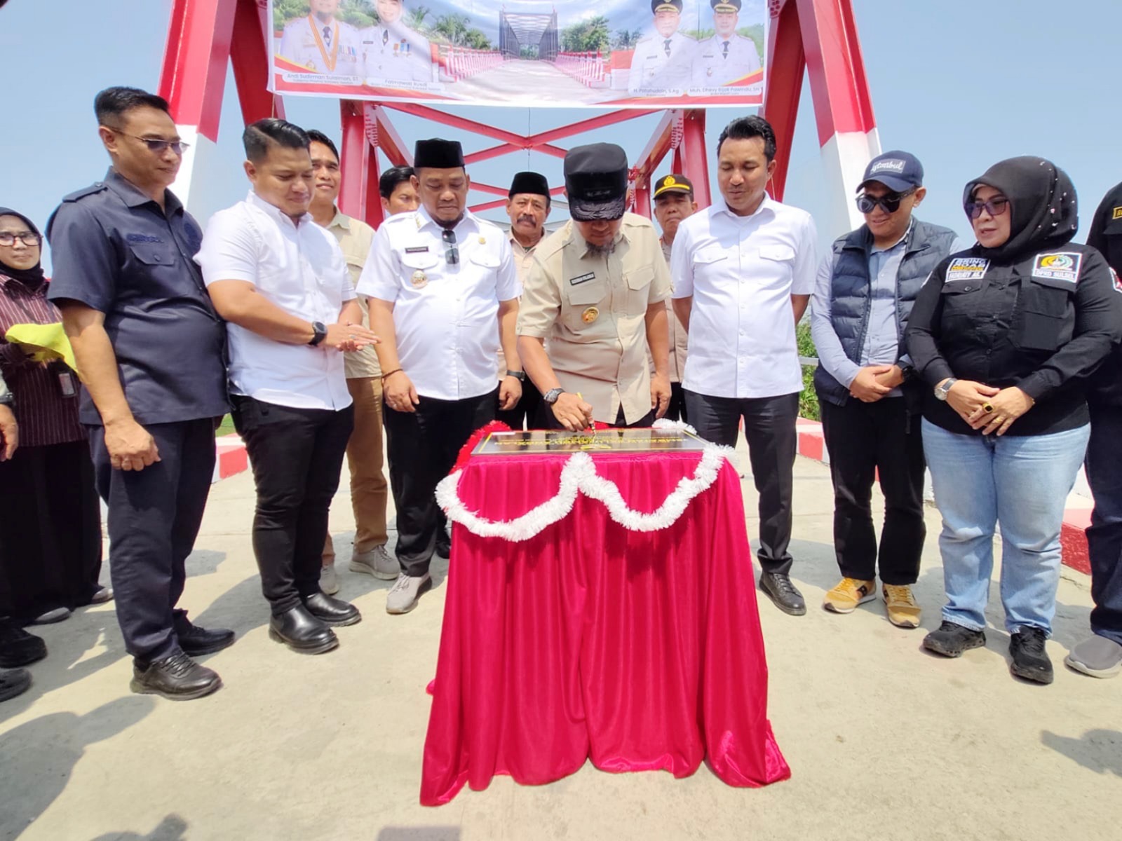 Akhirnya Terwujud! Gubernur Resmikan Jembatan Merah Putih Lawewe–Salujambu Andalan 