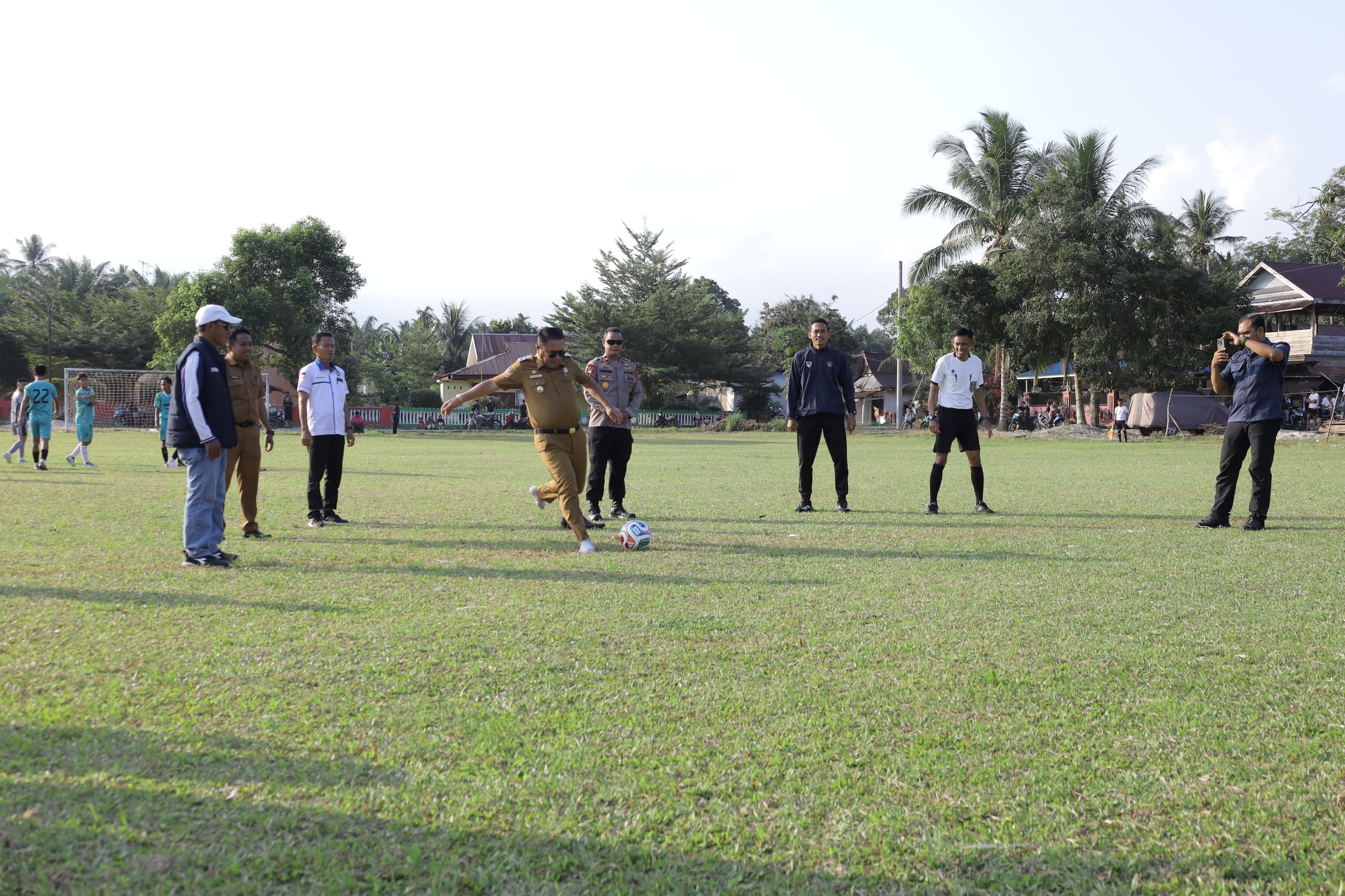 Tendangan Bola pertama dari Wabup Lutra  resmi membuka rangkaian HUT RI ke-81 tingkat kec. Baebunta