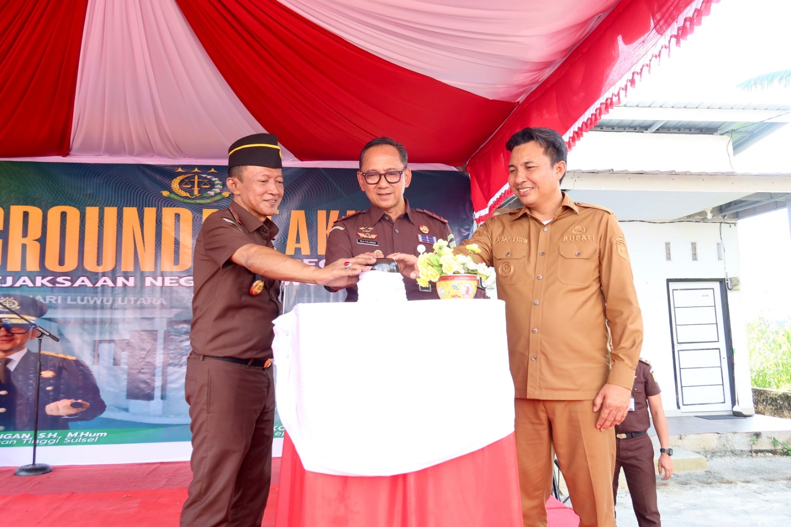 Bupati Luwu Utara dan Kejati Sulsel Groundbreaking Pembangunan Mess Pegawai Kejaksaan Negeri Lutra 