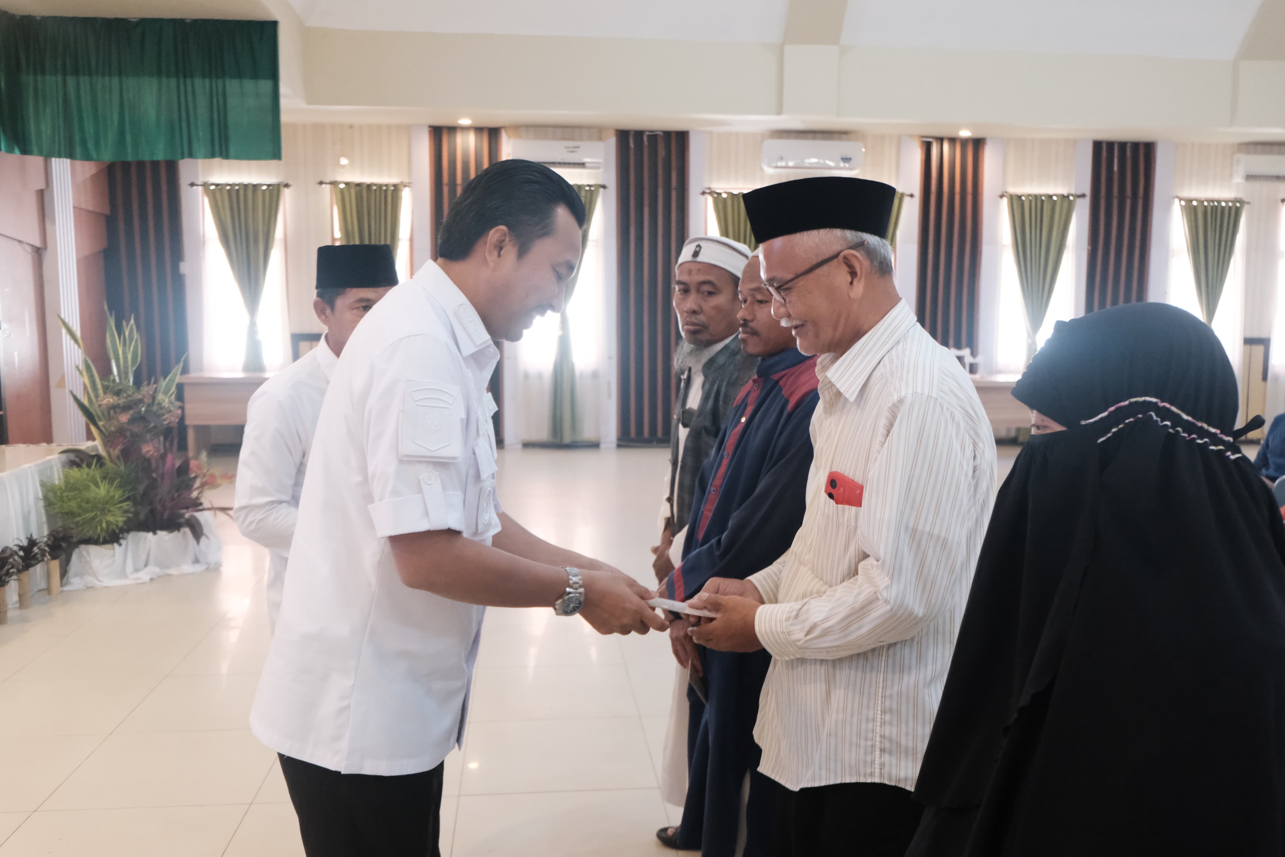 471 Petugas Keagamaan Terima Insentif Dari Bupati Luwu Utara