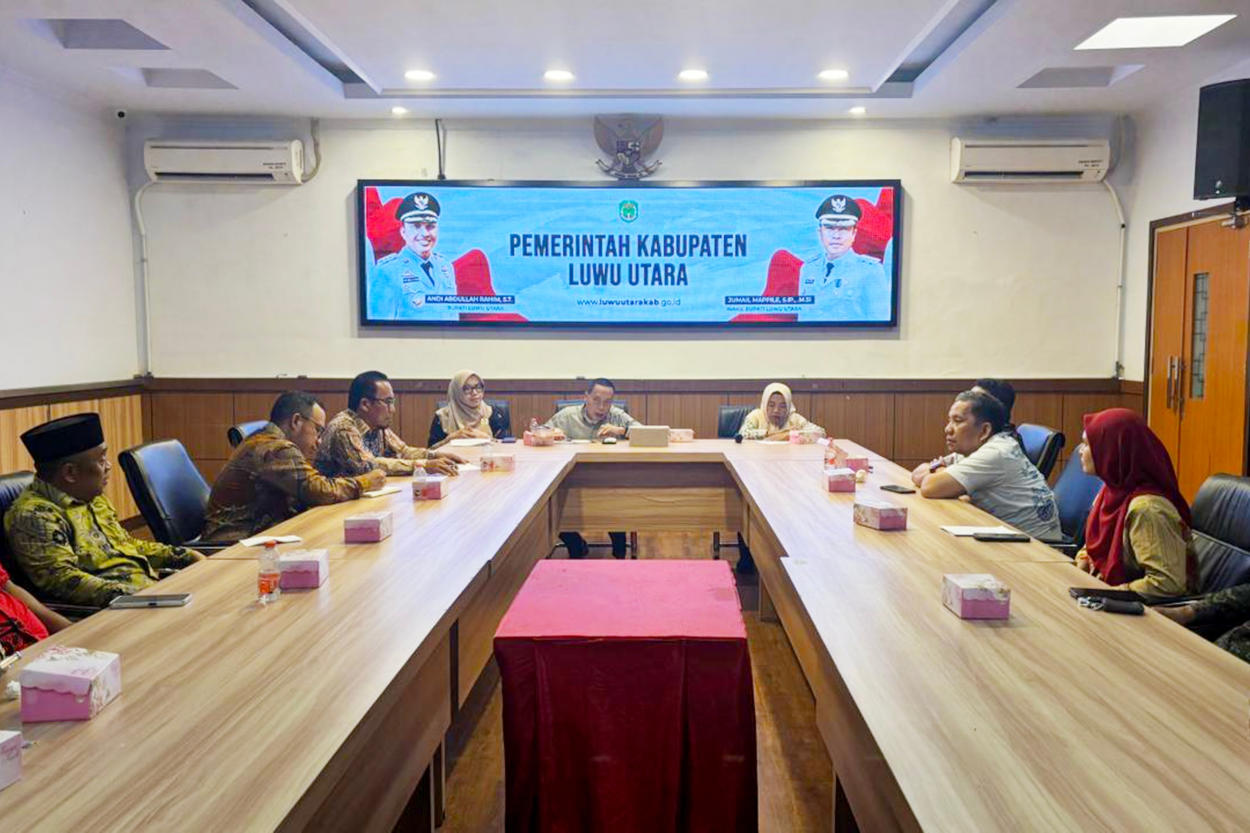 Pimpin rapat persiapan HUT Lutra, Sekda Lutra Harapkan ini