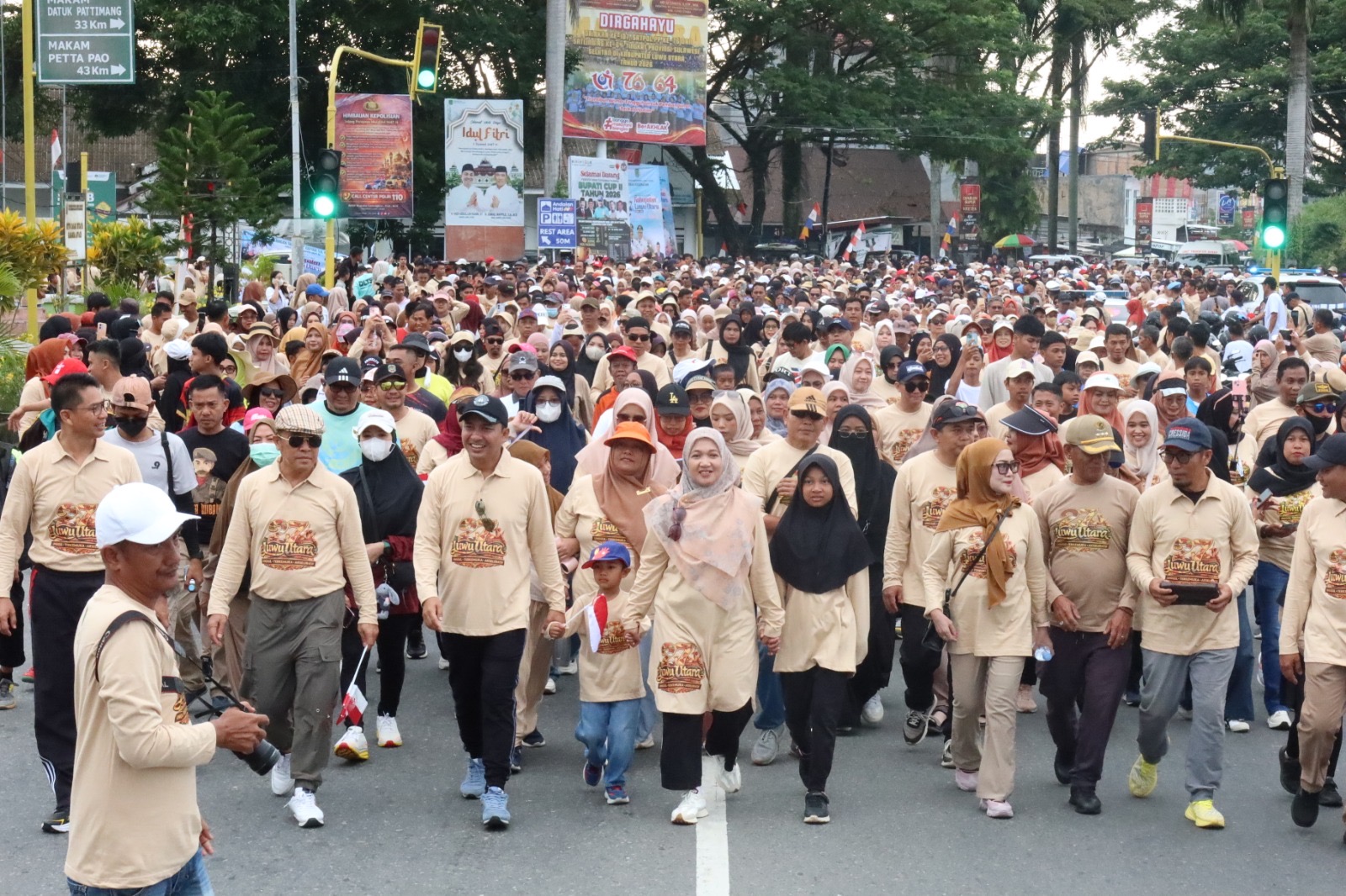 Di ikuti ribuan peserta, Bupati Luwu Utara secara resmi melepas peserta jalan sehat 