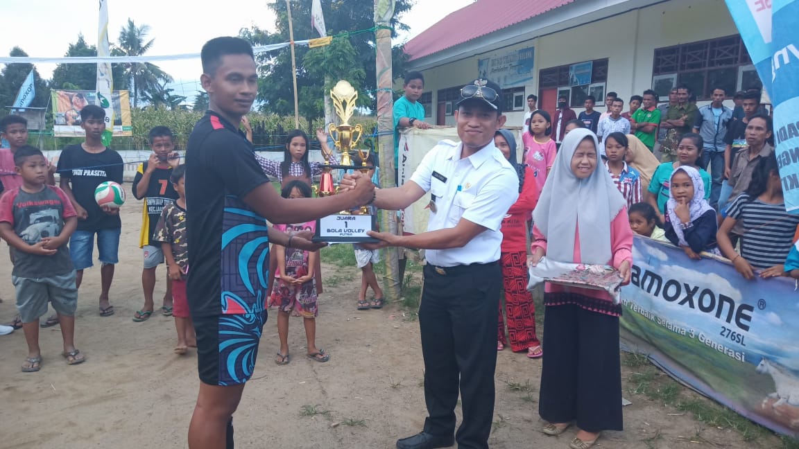 Camat Malbar Tutup Turnamen Volly Ball Cup I Desa Pombakka